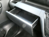 助手席側には引き出し式の小物入れが備わっています。