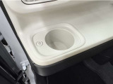 ホッとカップホルダー(運転席、助手席)がホットドリンクをちょうど良い温度でキープしてくれる保温機能付きのカップホルダーです♪