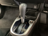 CVT車のセレクトレバーです。低速から高速まで、変速ショックのないスムーズな走りを実現するとともに、エンジン効率のよい領域を維持することで燃費にも貢献します。