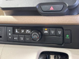 【オートエアコン】一度お好みの温度に設定すれば、車内の温度を検知し風量や温度を自動で調整。暑い&hellip;寒い&hellip;と何度もスイッチ操作をする必要はありません。快適な車内空間には必須の機能ですね♪
