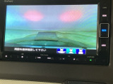 【バックカメラ】運転が苦手な方も車庫入れラクラクです!ギアをリバースに入れれば自動的に切り換わりますので、面倒な操作は不要です♪狭い駐車場もお車を傷つけず安心ですね!