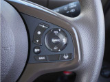 【アダプティブクルーズコントロール】ステアリングのスイッチを操作するとミリ波レーダーで先行車との距離を測定。設定を適切に保ちながら加速・減速、さらに停止まで自動に追従します。