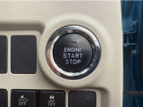 エンジンスタートボタンです。キーが車内にあれば、エンジンの始動・停止はブレーキを踏んでスイッチを押すだけ!キーを取り出す手間を省き、ワンプッシュでエンジンを操作するので簡単でスムーズです。