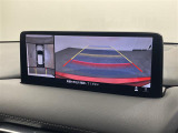 【360&deg;ビュー・モニター】まるでクルマを真上から見下ろしたかのような視点で駐車をサポートします!クルマの斜め後ろや真横など、前後左右の4つのカメラの映像が合成されて、モニターに映し出されます。
