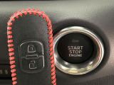【アドバンストキー】カバンやポケットに入れたままでもドアの施錠・解錠が可能なスマートキーを装備。エンジンのオン・オフ時もカギを取り出す必要が無いからとっても便利です♪