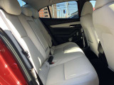 必要かつ十分な広さがある後部座席!クッションの厚みを厚くすることにより、長距離ドライブでもお尻が痛くならず疲れにくいシートを採用しております◎