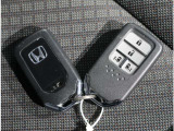 スマートキー。カバンやポケットに入れて持っているだけで、ドアの開閉、エンジン始動ができます。とっても便利です。