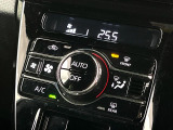 【オートエアコン】一度お好みの温度に設定すれば、車内の温度を検知し風量や温度を自動で調整。暑い&hellip;寒い&hellip;と何度もスイッチ操作をする必要はありません。快適な車内空間には必須の機能ですね♪