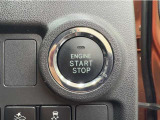 エンジンスタートボタンです。キーが車内にあれば、エンジンの始動・停止はブレーキを踏んでスイッチを押すだけ!キーを取り出す手間を省き、ワンプッシュでエンジンを操作するので簡単でスムーズです。