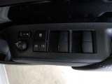 パワーウィンドウスイッチで運転席から全席の窓の開閉ができます。