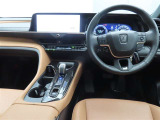 ぜひ展示車の運転席に座ってみてください。