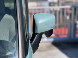 狭い駐車場でも安心。スイッチ操作だけでドアミラーの格納展開が可能。電動格納式リモコンドアミラー!
