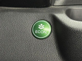 【ECONスイッチ(ECONモード)】エンジンだけでなく、エアコンなども含めてクルマ全体を燃費優先で自動制御。早く車内を涼しくしたい夏場など、空調を優先したい時には、スイッチを押してOFFにできます。