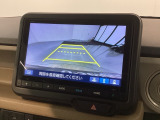 リバースギアに入れるだけで後方の表示へ切り替わります。夜間や雨の日の駐車も楽になりますよ。