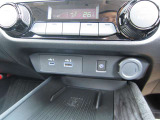 運転席中央にはUSB接続や携帯のワイヤレス充電が対応しております