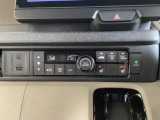 オートエアコンがついてますので、簡単操作で快適に過ごせます。リア熱線のスイッチの中にサイドミラーヒーターも入っています。パネル内のシートヒータースイッチは前席の左右別々に2段階で温度設定ができます。