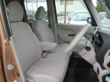 運転席です。長距離の運転でも快適なシートでございます。ご来店いただきましたら是非雑石に座ってみてください。