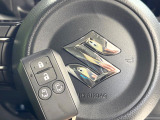 【キーレススタートシステム】カバンやポケットに入れたままでもドアの施錠・解錠が可能なスマートキーを装備。エンジンのオン・オフ時もカギを取り出す必要が無いからとっても便利です♪