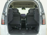 3列目シートを跳ね上げれば広々ラゲッジスペースになります!!