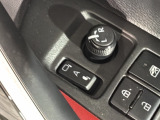 狭い駐車場で便利な電動格納ドアミラーが付いています。