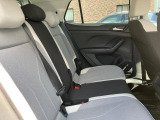 リヤシートは長時間お座りいただいても疲れにくく、足元のゆとりも充分にあるので快適です。ISOFIX基準適合チャイルドシート固定装置が装備されています。