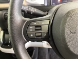 ステアリングにオーディオ操作スイッチが付いています。オーディオ画面に直接タッチしなくても操作が出来ますので、運転に集中できます。