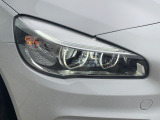●LEDヘッドライト:夜間走行時も良好な視界を確保し安心して運転できる高輝度LEDヘッドライトを装備!点灯速度が早く、消費電力も抑えられています。