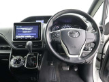 運転席側から見た写真です、お車にマッチングするように考えられたインパネデザイン!沢山のスイッチ類も運転される方が使いやすい位置に配置されていますね!