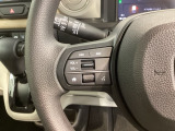 ステアリングにオーディオ操作スイッチが付いています。オーディオ画面に直接タッチしなくても操作が出来ますので、運転に集中できます。