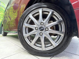 【純正15インチアルミホイール】外観にマッチした純正アルミホイールを装着しております。各種社外アルミホイールや、スタッドレスタイヤも取扱いしております。是非ご相談ください♪