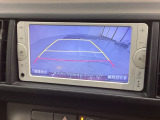 リバースギアに入れるだけで後方の表示へ切り替わります。夜間や雨の日の駐車も楽になりますよ。