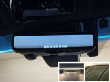 ドライブレコーダー内蔵型デジタルインナーミラーを装備!後席の人や荷物、ヘッドレストの妨げを受けず鮮明な画像で後方確認が出来ます!