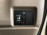 左側電動スライドドアは運転席からでも操作ができるように、ハンドル付近に開閉の操作スイッチが付いています。