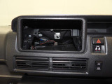 オーディオレス仕様となっており、お好みのナビやオーディオを装着いただけます。自分好みの1台に仕上げる楽しみがあります。パネル周りも目立つ傷がなく、すっきりとした綺麗な状態を保っています。