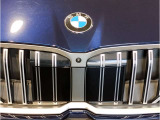 【キドニーグリル】BMWは約90年もの間、ほぼ全ての車両にひと目でBMWだと分かるこの特徴的なフロントグリルが備えられ、デザイン・アイコンとして親しまれてきました。