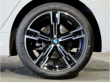 BMWの純正アロイホイールは軽量かつ強度にも優れているホイールで走行性能を引き上げる設計になっております。足元にもBMWは妥協がなくこだわっている個所になります。
