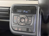 【オートエアコン】一度お好みの温度に設定すれば、車内の温度を検知し風量や温度を自動で調整。暑い&hellip;寒い&hellip;と何度もスイッチ操作をする必要はありません。快適な車内空間には必須の機能ですね♪