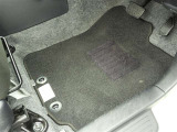 フロアマットも綺麗にクリーニングされています。尚、臭い・汚れ等には個人差がございますので、必ず現車確認下さいませ。
