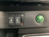 リアドアは乗り降りに便利な両側電動スライドドアです。また運転席に座っていながらスイッチ操作で自在にスライドドアを開け閉めできます。燃費に役立つECONボタンもここです。
