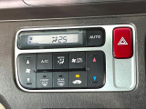 【オートエアコン】一度お好みの温度に設定すれば、車内の温度を検知し風量や温度を自動で調整。暑い&hellip;寒い&hellip;と何度もスイッチ操作をする必要はありません。快適な車内空間には必須の機能ですね♪