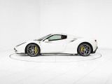 LED付カーボンファイバー製ドライバーゾーンが操作性と視認性を高め、ドライバーの感覚に寄り添う空間に仕上がっております。