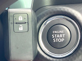 【キーレススタートシステム】カバンやポケットに入れたままでもドアの施錠・解錠が可能なスマートキーを装備。エンジンのオン・オフ時もカギを取り出す必要が無いからとっても便利です♪