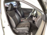 フロント広々、セパレートシートの運転席は、ハイトアジャスターが付いているので、快適にドライブができます。ハンドルはテレスコピック機能で、ハンドル位置を上・下・手前・奥に調節できます。