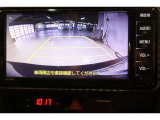 ■バックモニター■  車両後方の映像を画面に表示し、駐車などの後退操作をサポートします。