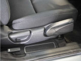 【ハイトアジャスター】レバーの上下操作だけで、座面を運転しやすい高さへ簡単に調節できます。