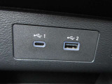 USB充電専用電源ソケットも付いています。モバイル機器などの充電専用