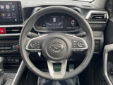 インテリアに合わせたデザインのステアリングは、運転される方のことも考え、運転しやすい形状、大きさです。是非一度、実際に触ってお確かめください。