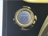 システムスタートボタンです。キーが車内にあれば、HVシステムの始動・停止はブレーキを踏んでスイッチを押すだけ!キーを取り出す手間を省き、ワンプッシュで簡単でスムーズです。