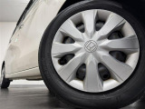 【純正ホイールキャップ】装備しております。クルマのオシャレは足もとから!外観にマッチしたデザインでビジュアルバッチリです。