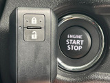 【キーレススタートシステム】カバンやポケットに入れたままでもドアの施錠・解錠が可能なスマートキーを装備。エンジンのオン・オフ時もカギを取り出す必要が無いからとっても便利です♪